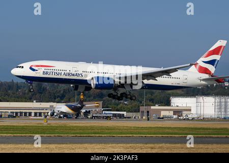 Richmond, British Columbia, Kanada. 27. September 2022. Ein Boeing 777-200ER-Jetliner (G-YMMI) von British Airways landet auf dem internationalen Flughafen Vancouver. (Bild: © Bayne Stanley/ZUMA Press Wire) Stockfoto