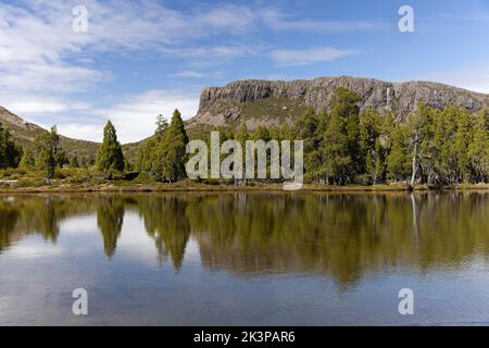 Sommermorgendaufnahme eines ruhigen Pools von siloam und dessen Spiegelung an den Mauern jerusalems Stockfoto