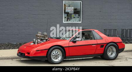 BIRMINGHAM, MI/USA - 13. AUGUST 2020: Ein Pontiac Fiero mit 1986 Kompressoraufladung und Frontmotor auf der Woodward Dream Cruise Route. Stockfoto