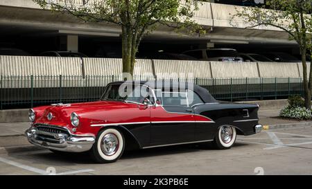 BIRMINGHAM, MI/USA - 13. AUGUST 2020: Ein Oldsmobile Ninety-Eight Starfire 1955-56 auf der Woodward Dream Cruise Route. Stockfoto