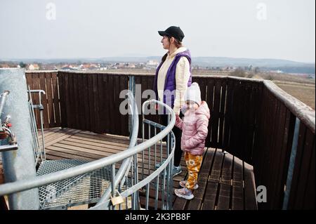 Mutter mit Tochter auf hölzernen Aussichtsturm. Stockfoto