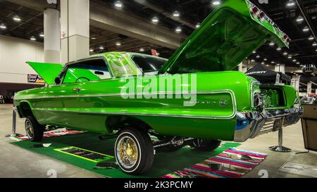 DETROIT, MI/USA - 1. März 2019: Ein Chevrolet Impala Tieflader aus dem Jahr 1964, ausgestellt auf der Detroit Autorama. Stockfoto