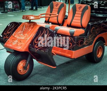 DETROIT, MI/USA - 1. März 2019: Ein Harley-Davidson Golfwagen 1969 mit Flammen, ausgestellt auf der Detroit Autorama. Stockfoto