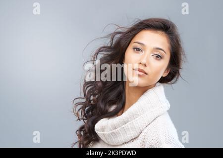Wunderschön in Wintermode. Porträt einer schönen Frau mit Copyspace. Stockfoto