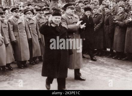 Podsdam, DDR - 01.22.1963: Chruschtschow N. S. bei einem Treffen der Soldaten der Garnison GSVG. Soldaten und Militärkommandeure treffen den Generalsekretär Stockfoto