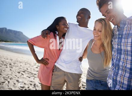 Genießen Sie die Gesellschaft großer Kumpels. Beschnittene Ansicht von zwei jungen Paaren, die Zeit miteinander verbringen. Stockfoto