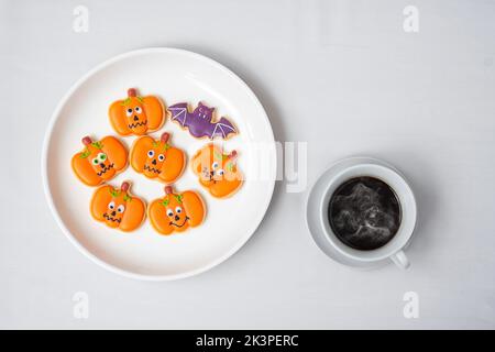 Heiße Kaffeetasse mit witzigen Halloween Cookies. Happy Halloween day, Trick or Threat, Hallo Oktober, Herbst Herbst Herbst, traditionell, Party- und Urlaubskonzept Stockfoto