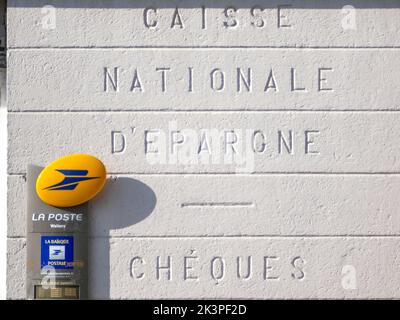 Waller, Frankreich - 09 23 2022 : Informationstafel des Postamtes, an einer Stadtmauer, Öffnungszeiten und Logo. Nationale Sparkasse, Scheck, sind Stockfoto