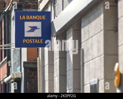 Waller, Frankreich - 09 23 2022 : Logo der Postbank (la banque postale), an einer Stadtmauer Stockfoto