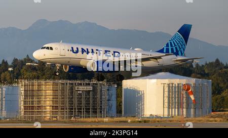 Richmond, British Columbia, Kanada. 26. September 2022. Ein Airbus A319 (N882UA) von United Airlines landet auf dem internationalen Flughafen Vancouver. (Bild: © Bayne Stanley/ZUMA Press Wire) Stockfoto