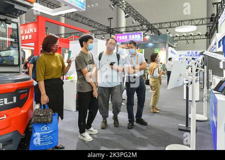 HEFEI, CHINA - 21. SEPTEMBER 2022 - Besucher besuchen den Ausstellungsbereich Industriedesign im integrierten Pavillon der World Manufacturing Congres Stockfoto