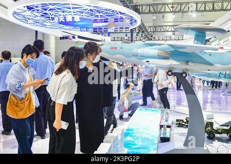 HEFEI, CHINA - 21. SEPTEMBER 2022 - Besucher besuchen in der Integrated Hall of the World Manufacturing ein flugzeuggestütztes Frühwarnflugzeugmodell von CETC Stockfoto