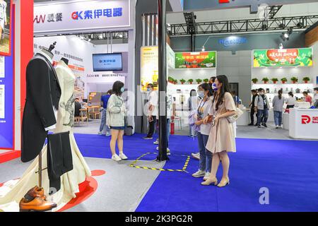 HEFEI, CHINA - 21. SEPTEMBER 2022 - in der General Hall des World Manufacturing Congress in Binhu sehen sich Besucher Bekleidungsprodukte von Hongai-Aktien an Stockfoto