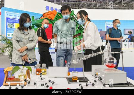 HEFEI, CHINA - 21. SEPTEMBER 2022 - Besucher besuchen den Stand der petrochemischen Produkte von Zhongtian im Integrated Pavilion of the World Manufacturing Stockfoto