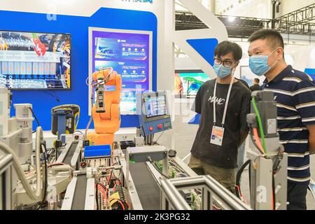 HEFEI, CHINA - 21. SEPTEMBER 2022 - Besucher besuchen die intelligente Industriefertigungsplattform Alibaba Cloud im Integrated Pavilion of the World Stockfoto