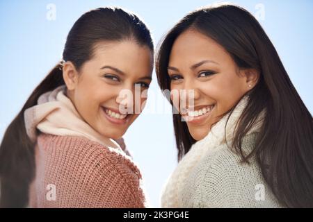 Unsere gemeinsame Zeit ist nie genug. Zwei junge Frauen lächeln fröhlich vor der Kamera. Stockfoto