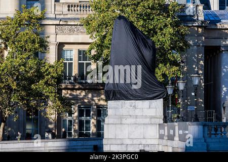 London, Großbritannien. 28. September 2022. In Schwarz gehüllt und wartet auf die Enthüllung - Antelope von Samson Kambalu auf dem vierten Sockel am Trafalgar Square. Kredit: Guy Bell/Alamy Live Nachrichten Stockfoto