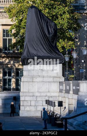 London, Großbritannien. 28. September 2022. In Schwarz gehüllt und wartet auf die Enthüllung - Antelope von Samson Kambalu auf dem vierten Sockel am Trafalgar Square. Kredit: Guy Bell/Alamy Live Nachrichten Stockfoto