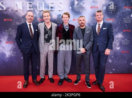 Berlin, Deutschland. 27. September 2022. Edward Berger (l-r), Filmregisseur, die Schauspieler Albrecht Schuch, Felix Kammerer, Edin Hasanovic und Malte Grunert, Filmproduzent, kommen zur Premiere ihres Films im Westen nichts Neues' ins Kino International. Die Deutschlandpremiere des Kriegsdramas kommt am 29,9. In die Kinos, und ist dann ab 28. Oktober 2022 bei Netflix zu sehen. Quelle: Annette Riedl/dpa/Alamy Live News Stockfoto