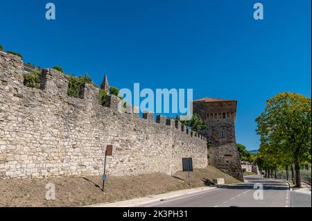 Alte Mauern und alte Caetani Turm, Todi, Perugia, Italien Stockfoto