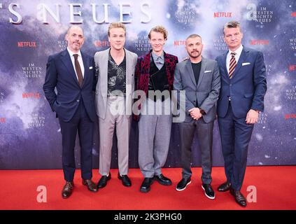 Berlin, Deutschland. 27. September 2022. Edward Berger (l-r), Filmregisseur, Schauspieler Albrecht Schuch, Felix Kammerer, Edin Hasanovic und Malte Grunert, Filmproduzent, kommen zur Premiere ihres Films im Westen nichts Neues' bei Kino International an. Die deutsche Erstaufführung des Kriegsdramas trifft am 29. September auf die Theater, Und kann dann auf Netflix ab 28. Oktober 2022 gesehen werden. Quelle: Annette Riedl/dpa/Alamy Live News Stockfoto