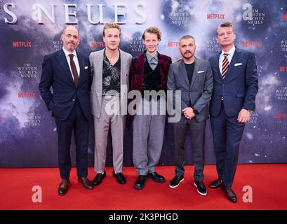 Berlin, Deutschland. 27. September 2022. Edward Berger (l-r), Filmregisseur, Schauspieler Albrecht Schuch, Felix Kammerer, Edin Hasanovic und Malte Grunert, Filmproduzent, kommen zur Premiere ihres Films im Westen nichts Neues' bei Kino International an. Die deutsche Erstaufführung des Kriegsdramas trifft am 29. September auf die Theater, Und kann dann auf Netflix ab 28. Oktober 2022 gesehen werden. Quelle: Annette Riedl/dpa/Alamy Live News Stockfoto