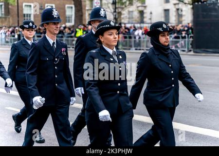 Metropolitan Police Officers patrouillieren auf den Straßen vor dem Queen's Funeral, Whitehall, London, Großbritannien. Stockfoto