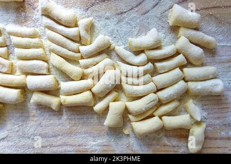 Eine Draufsicht auf rohe Gnocchi-Stücke Stockfoto