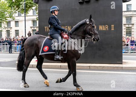 Eine berittene Polizientin kommt am Women of World war Two Monument in Whitehall, London, Großbritannien vorbei. Stockfoto