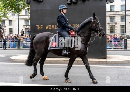 Eine berittene Polizientin kommt am Women of World war Two Monument in Whitehall, London, Großbritannien vorbei. Stockfoto