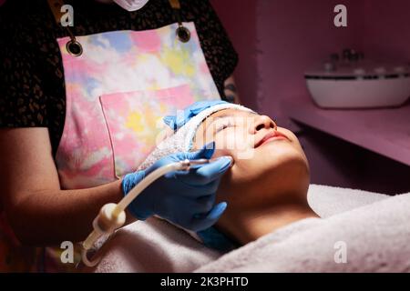 Frau, die eine Peeling-Gesichtsbehandlung erhält Stockfoto