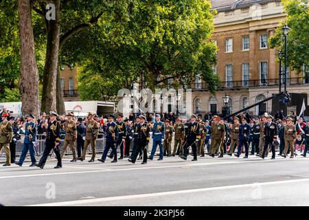 Militärpersonal der britischen Armee und Soldaten aus den Commonwealth-Ländern nehmen an der Queen Elizabeth II Funeral Procession, London, Großbritannien, Teil. Stockfoto