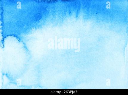 Aquarell alt cyan blau und weiß Farbverlauf Hintergrund, handbemalt. Flecken auf Papier. Stockfoto