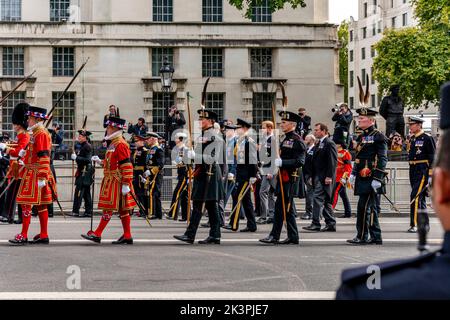 Mitglieder der britischen Königsfamilie laufen hinter dem Sarg von Königin Elizabeth II., während die Beerdigungsprozession Whitehall, London, Großbritannien, hinauffährt. Stockfoto