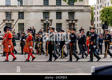 Mitglieder der britischen Königsfamilie laufen hinter dem Sarg von Königin Elizabeth II., während die Beerdigungsprozession Whitehall, London, Großbritannien, hinauffährt. Stockfoto