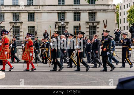 Mitglieder der britischen Königsfamilie laufen hinter dem Sarg von Königin Elizabeth II., während die Beerdigungsprozession Whitehall, London, Großbritannien, hinauffährt. Stockfoto