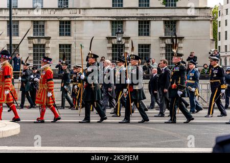 Mitglieder der britischen Königsfamilie laufen hinter dem Sarg von Königin Elizabeth II., während die Beerdigungsprozession Whitehall, London, Großbritannien, hinauffährt. Stockfoto