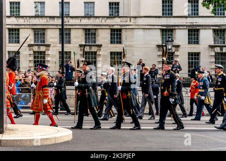 Mitglieder der britischen Königsfamilie laufen hinter dem Sarg von Königin Elizabeth II., während die Beerdigungsprozession Whitehall, London, Großbritannien, hinauffährt. Stockfoto