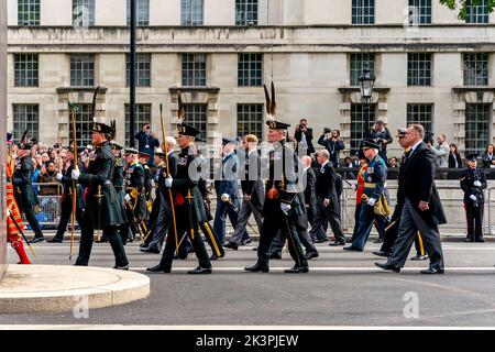 Mitglieder der britischen Königsfamilie laufen hinter dem Sarg von Königin Elizabeth II., während die Beerdigungsprozession Whitehall, London, Großbritannien, hinauffährt. Stockfoto