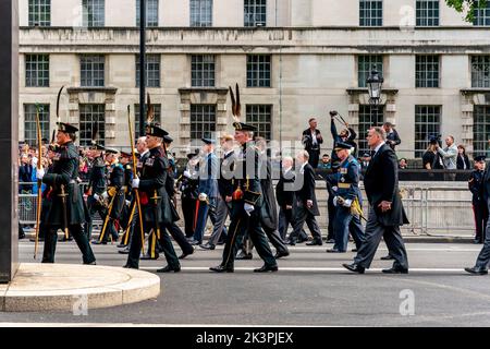 Mitglieder der britischen Königsfamilie laufen hinter dem Sarg von Königin Elizabeth II., während die Beerdigungsprozession Whitehall, London, Großbritannien, hinauffährt. Stockfoto