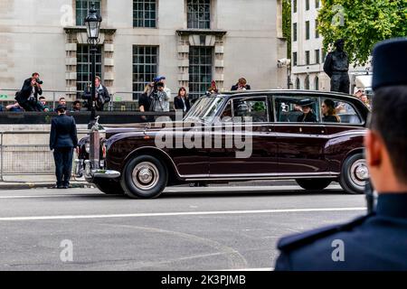 Das Royal Car mit Prinzessin Beatrice und Prinzessin Eugenie folgt dem Sarg von Königin Elizabeth II., während die Trauerprozession Whitehall hinauffährt Stockfoto