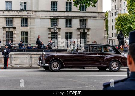 Das Royal Car mit Prinzessin Beatrice und Prinzessin Eugenie folgt dem Sarg von Königin Elizabeth II., während die Trauerprozession Whitehall hinauffährt Stockfoto