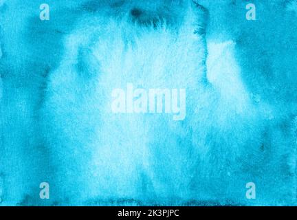 Aquarell alter hellcyan blauer und weißer Hintergrund mit Platz für Text, handbemalt. Türkisfarbene Flecken auf Papier. Stockfoto