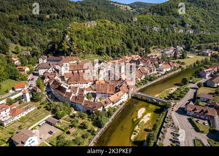 Die historische Altstadt von Saint-Ursanne aus der Luft gesehen, Schweiz, Europa | die historische Altstadt von Saint-Ursanne von oben gesehen, Schweizla Stockfoto