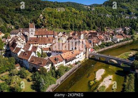 Die historische Altstadt von Saint-Ursanne aus der Luft gesehen, Schweiz, Europa | die historische Altstadt von Saint-Ursanne von oben gesehen, Schweizla Stockfoto