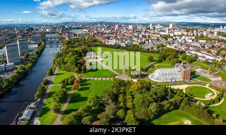 Luftaufnahme des Glasgow Green Parks am Fluss Clyde in Glasgow, Schottland, Großbritannien Stockfoto