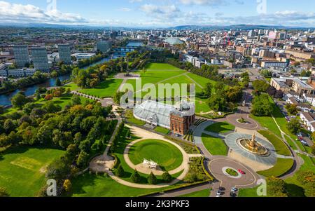 Luftaufnahme des Glasgow Green Parks am Fluss Clyde in Glasgow, Schottland, Großbritannien Stockfoto