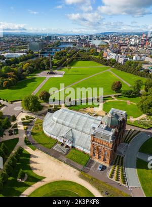 Luftaufnahme des Peoples Palace und der Winter Gardens im Glasgow Green Park in Glasgow, Schottland, Großbritannien Stockfoto