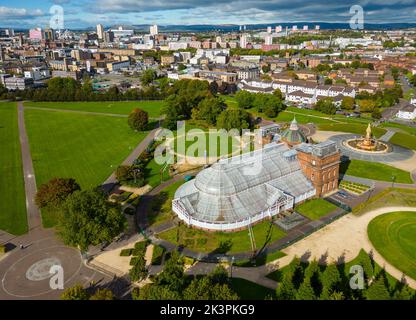 Luftaufnahme des Peoples Palace und der Winter Gardens im Glasgow Green Park in Glasgow, Schottland, Großbritannien Stockfoto