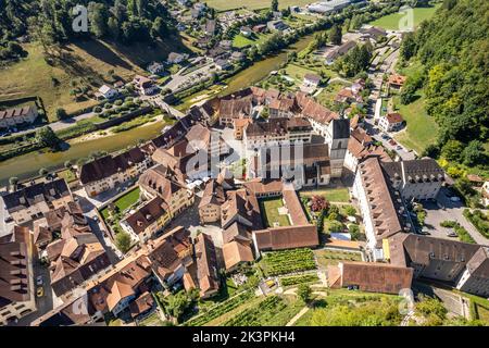 Die historische Altstadt von Saint-Ursanne aus der Luft gesehen, Schweiz, Europa | die historische Altstadt von Saint-Ursanne von oben gesehen, Schweizla Stockfoto